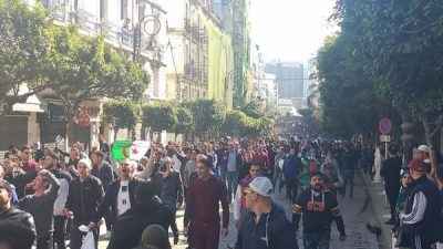 طلبة و اساتذة الجامعة المركزية يضربون عن الدراسة و يحتجون بالعاصمة