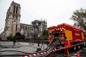 LA CATHÉDRALE DE NOTRE-DAME RAVAGÉE PAR LES FLAMMES La mémoire de Paris ressurgit de ses cendres