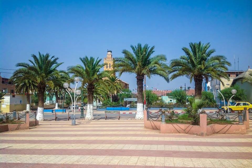 عشرات السكان يغلقون مقر دائرة الحناية في تلمسان للمطالبة بالتنمية وصفوا وعود المنتخبين المحليين بالكاذبة وطالبوهم بالرحيل