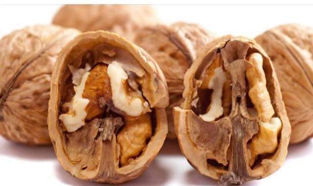 سبعة أسباب تدعوك لتناول الجوز يوميا