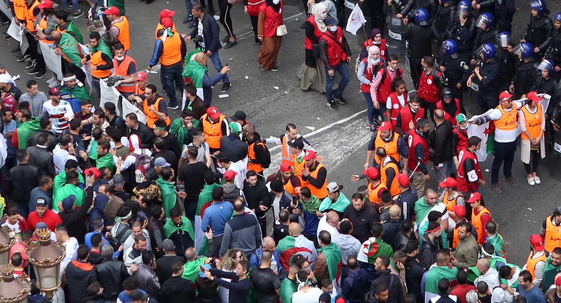 Algérie - Lancés par un activiste sur les réseaux sociaux: Des gilets orange pour des marches «silmiya»