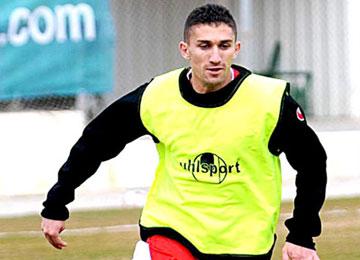 مغربي وبرملة في طريقهما إلى مولودية وهران ويونس يكون قد أمضى أمس                                    موبي تونغ قد يكون ضمن قائمة المسرّحين من مولودية الجزائر