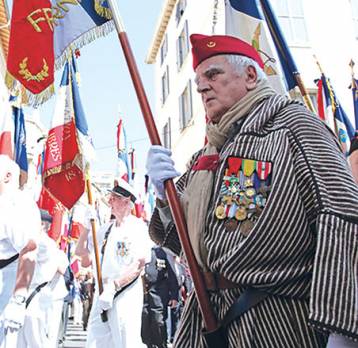 le bras d'honneur à la reconnaissance des crimes du colonialisme                                    Le geste obscène de gérard longuet provoque une tempête