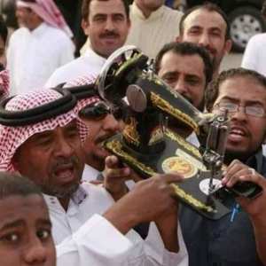 ترويج إشاعة مفادها أن مكائن الخياطة القديمة تحوي بداخلها زئبق باهظ الثمن،