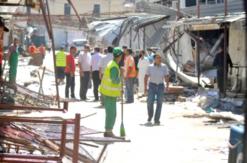 عشرات التجار يتجمهرون أمام محلات سوق علي ملاح بالعاصمة                                    بسبب عدم تسليم السوق في الوقت المحدد