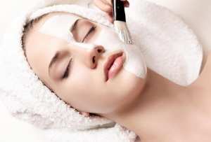 خلطات تقشير لتبييض البشرة