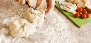 كيف نصنع عجينة البيتزا