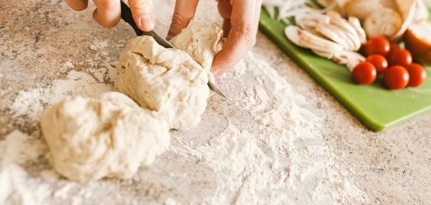 كيف نصنع عجينة البيتزا