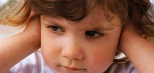 ما هي أسباب طنين الأذنين