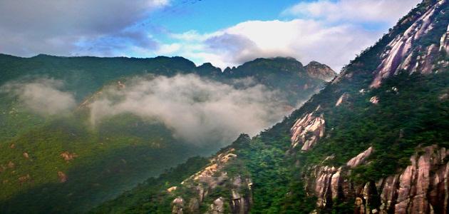 أين يقع الجبل الأصفر