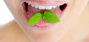 كيف أتخلص من رائحة الفم الكريهة في الصباح