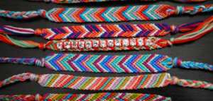 طريقة عمل أساور الصداقة