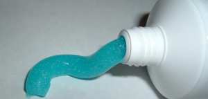 فوائد وأضرار معجون الأسنان على البشرة