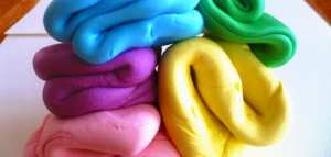 كيفية صنع عجينة السكر لتزيين الحلويات