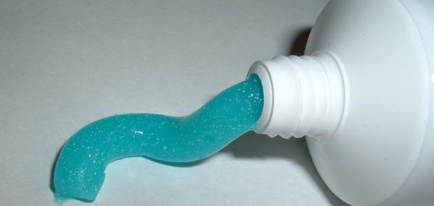 فوائد وأضرار معجون الأسنان على البشرة