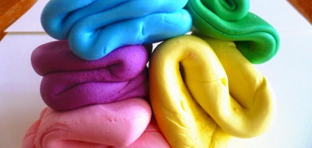 كيفية صنع عجينة السكر لتزيين الحلويات