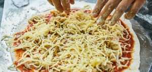 أحسن طريقة لعمل عجينة البيتزا