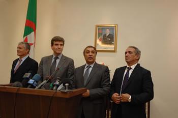 Montebourg propose un pacte de coproduction                                    IL A DEMANDE AU GOUVERNEMENT ALGERIEN D'INVESTIR EN FRANCE