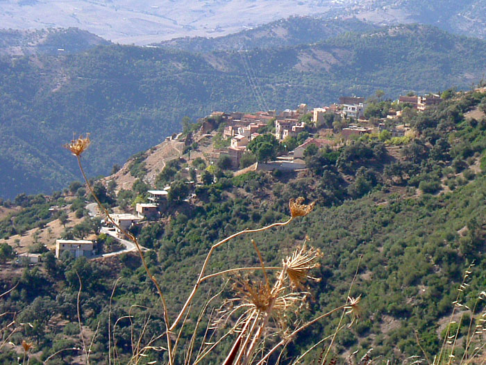 Au pied du Djurdjura, le village Aït El-Kaïd