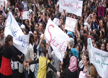 طلبة الإقامة الجامعية تامدة بتيزي وزو يخرجون في مسيرة ليلا للمطالبة بتوفير الأمن                                    تدخل قوات الأمن حال دون وصولهم إلى مقر الولاية