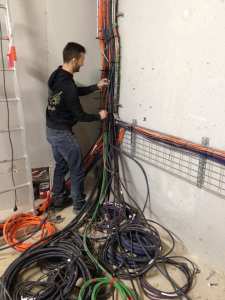 Azzi lotfi 2lectricien en batiment , travaux à domicile tel 07 76 18 28 71