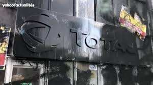 Planète - France: La tour Total repeinte en noir pour dénoncer ses activités polluantes