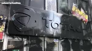 Planète - France: La tour Total repeinte en noir pour dénoncer ses activités polluantes