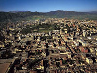 حسب تقرير لجنة تهيئة الإقليم والتنمية المحلية والسياحة بولاية تيزي.. قطاع السكن بتيزي وزو يحتضر