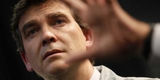 Montebourg balaie à Alger le geste de Gérard Longuet, 