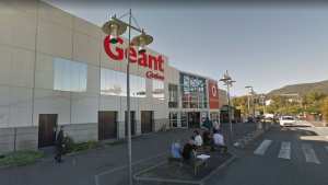 Planète (France) - Isère: un SDF se laisse enfermer dans un hypermarché et passe la nuit à boire et à manger
