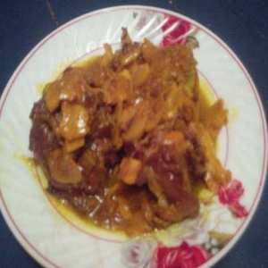 طبق لحم الغنمي بالفطر المعلب والبصل