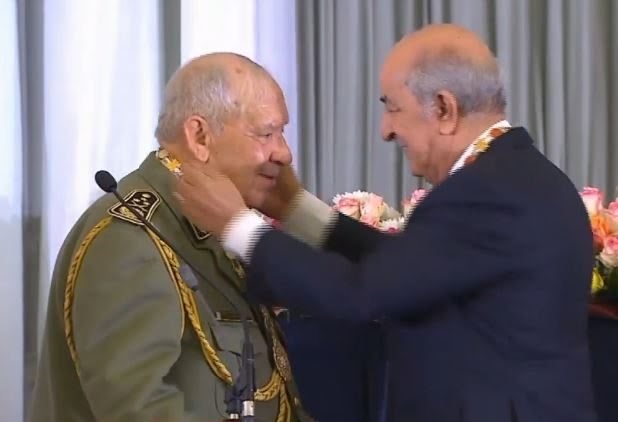 تبون يمنح وسام الاستحقاق من مصف “الصدر” للفريق أحمد قايد صالح