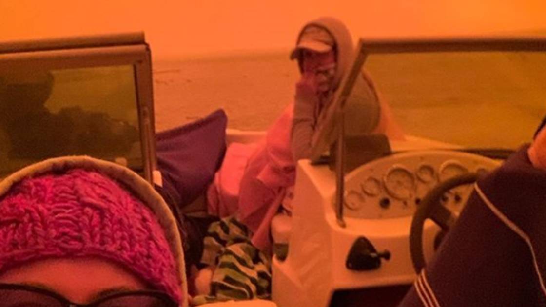 Planète - Incendies en Australie: des milliers de personnes prises au piège sur des plages