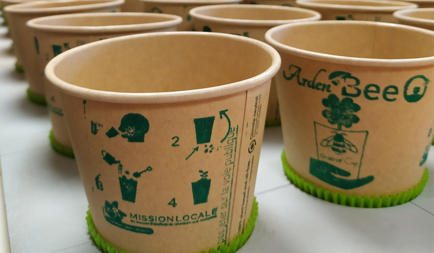 Planète - De jeunes Français créent un gobelet biodégradable qui se transforme en fleurs