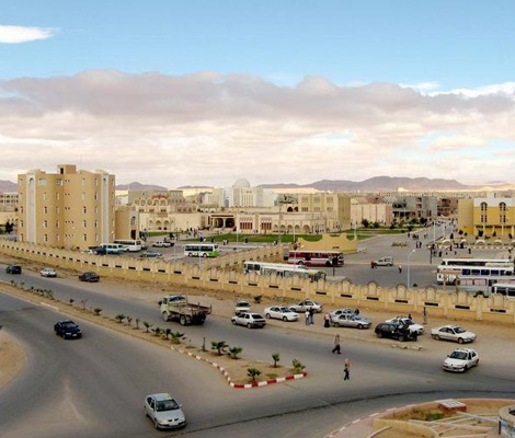 بطالون يشلون الدراسة وطلبة يغلقون كلية ببسكرة