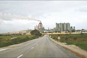 CIMENTERIE DE BÉNI SAF (AÏN TÉMOUCHENT): Le filtre à manche tarde à être installé