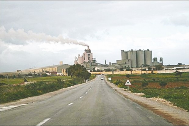 CIMENTERIE DE BÉNI SAF (AÏN TÉMOUCHENT): Le filtre à manche tarde à être installé