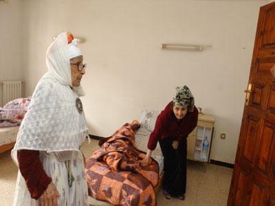 Humaniser davantage la prise en charge hospitalière des personnes âgées                                    Journée d'étude sur la gériatrie