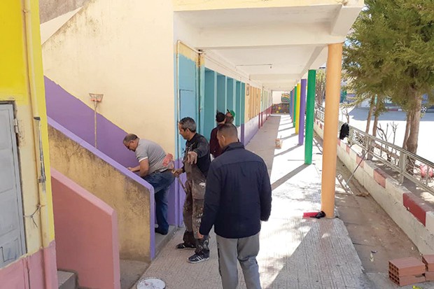 FACE À L’INERTIE DES AUTORITÉS LOCALES. Tizi Ghennif/Tizi Ouzou: les parents d’élèves embellissent les écoles