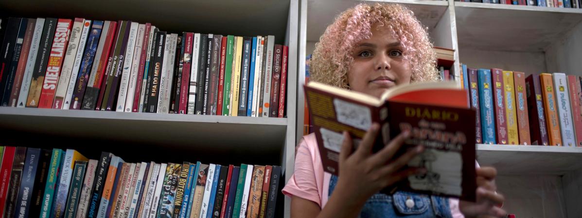 À 12 ans, elle transmet sa passion des livres en ouvrant une bibliothèque dans sa favela de Rio