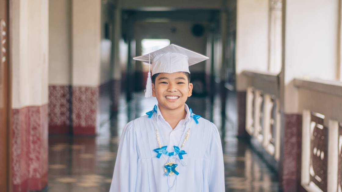 Planète - Aux Philippines, réussir ses examens ne suffit pas… les étudiants doivent aussi planter des arbres