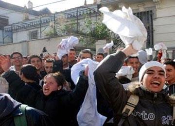 تلاميذ ثانوية بوليفالو يشلون الدراسة تضامنا مع معلمتهم المفصولة                                    اعتصموا أمس أمام مقر مديرية التربية للولاية بتيزي وزو