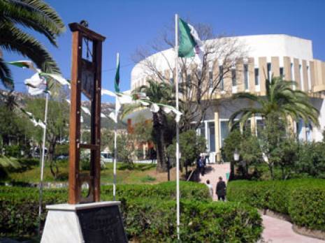 Maison de la culture Mouloud Mammeri : cette guillotine qu'on ne saurait voir'                                    Tiziouzou : les autres articles