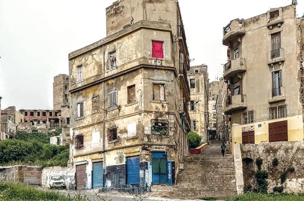 Oran - LE VIEUX BÂTI ORANAIS S‘ÉCROULE: UN PATRIMOINE EN PÉRIL