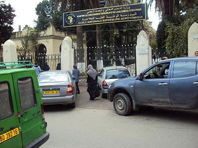 Sit-in des enseignants grévistes de l'école supérieure d'agronomie Après plus d'un mois de grève suite à un conflit avec la directrice