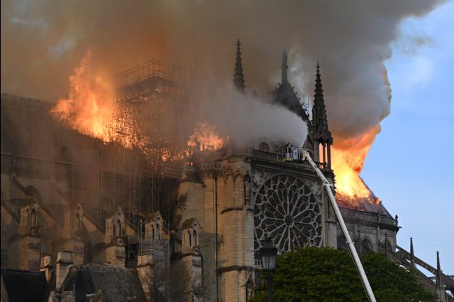 Planète (France) - Du plomb de l'incendie de Notre-Dame retrouvé dans le miel de ruches parisiennes