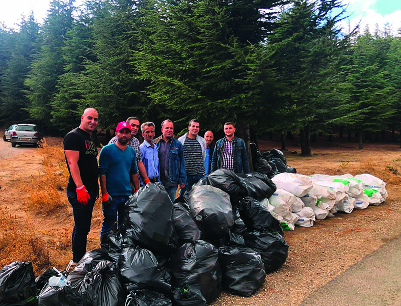 Bounouh (Tizi Ouzou) - Des citoyens de Bouira nettoient le site de Tizi Oudjaboub