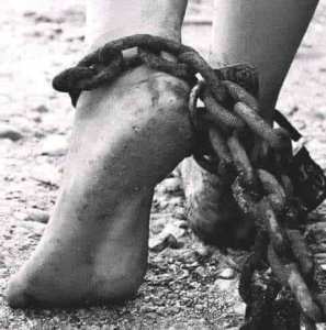 لا تنصحني بالتحمل تعالى مكاني وتحمل