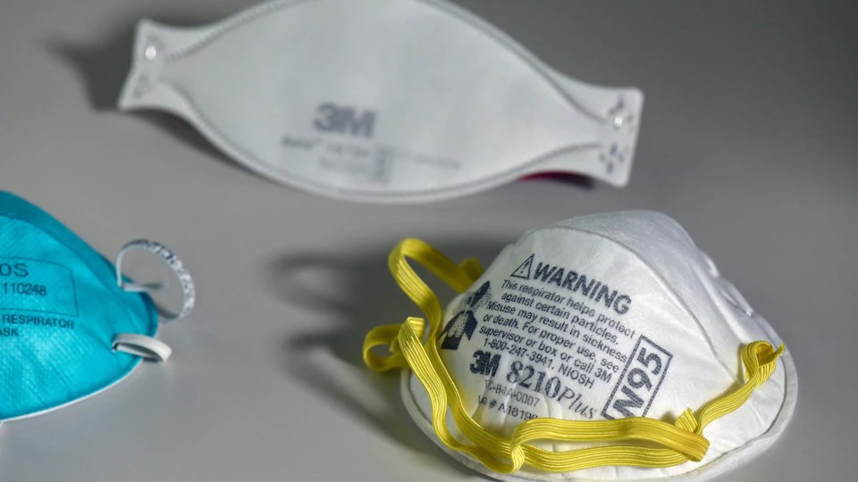 ارتداء الكمامة الطبية حل فعّال للحد من انتشار COVID-19