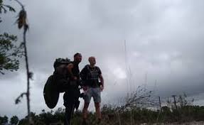 Planète (France) - Coronavirus: Ils marchent 7 semaines entre Marseille et Paris pour ramasser les masques jetables